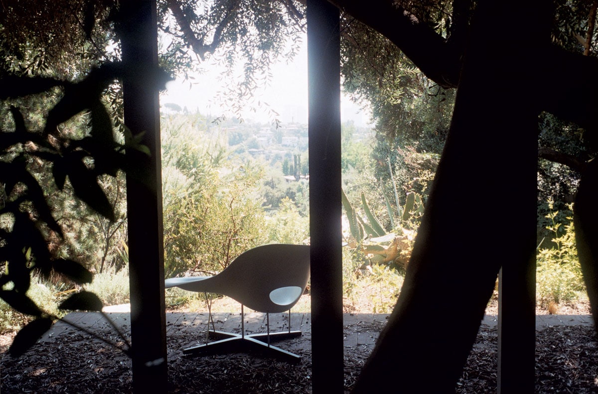 vitra-charles-ray-eames-la-chaise-004