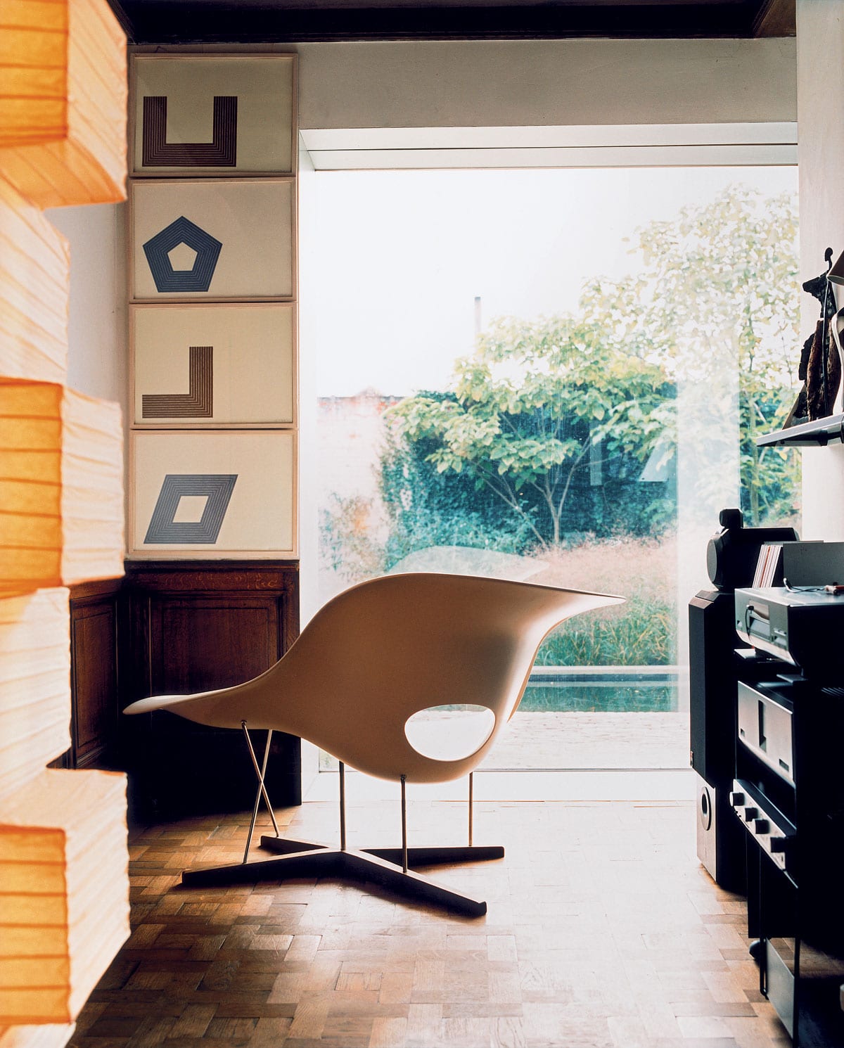vitra-charles-ray-eames-la-chaise-007