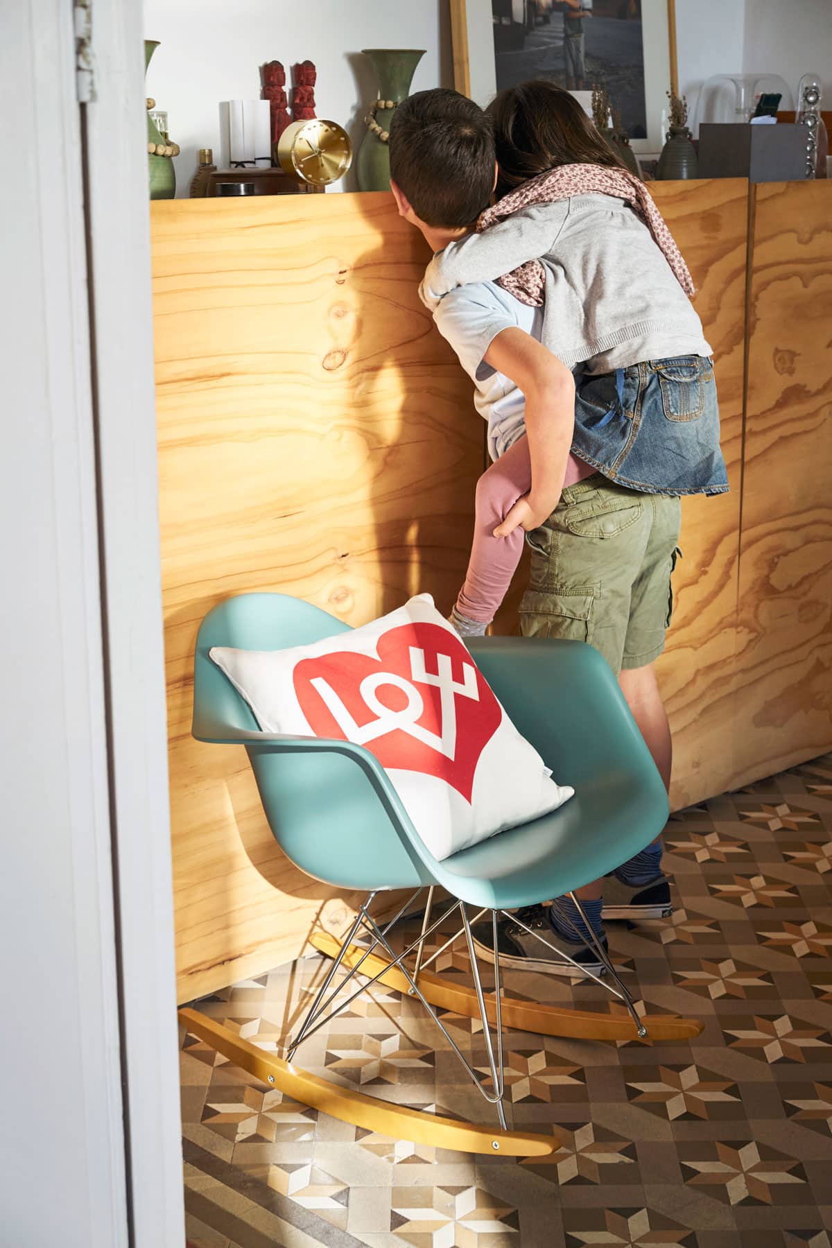 vitra-charles-ray-eames-plastic-armchair-rar-ijsgrijs-esdoorn-gelig-002