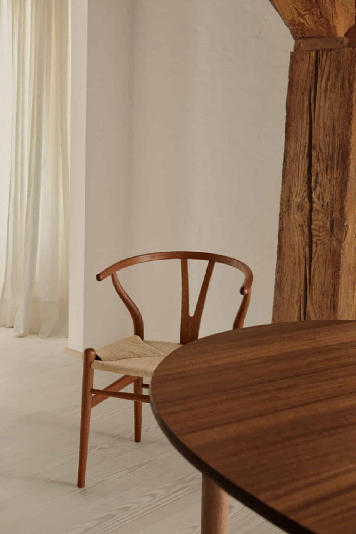 carl-hansen-hans-j-wegner-ch24-wishbone-chair-mahonie-geolied-003