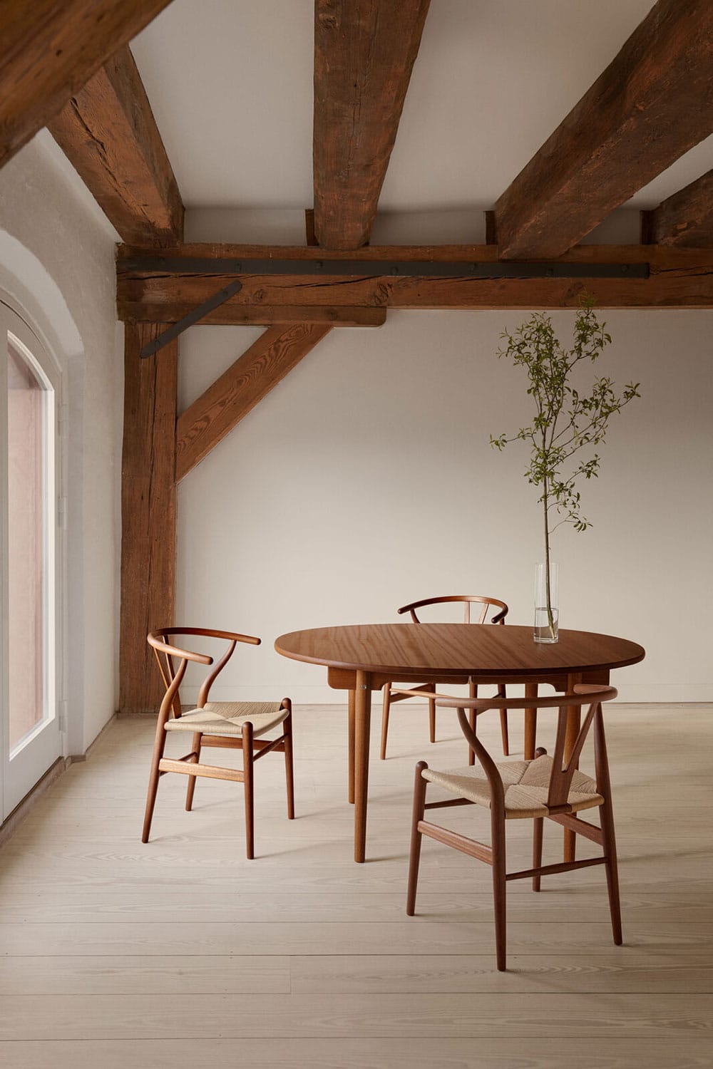 carl-hansen-hans-j-wegner-ch24-wishbone-chair-mahonie-geolied-005