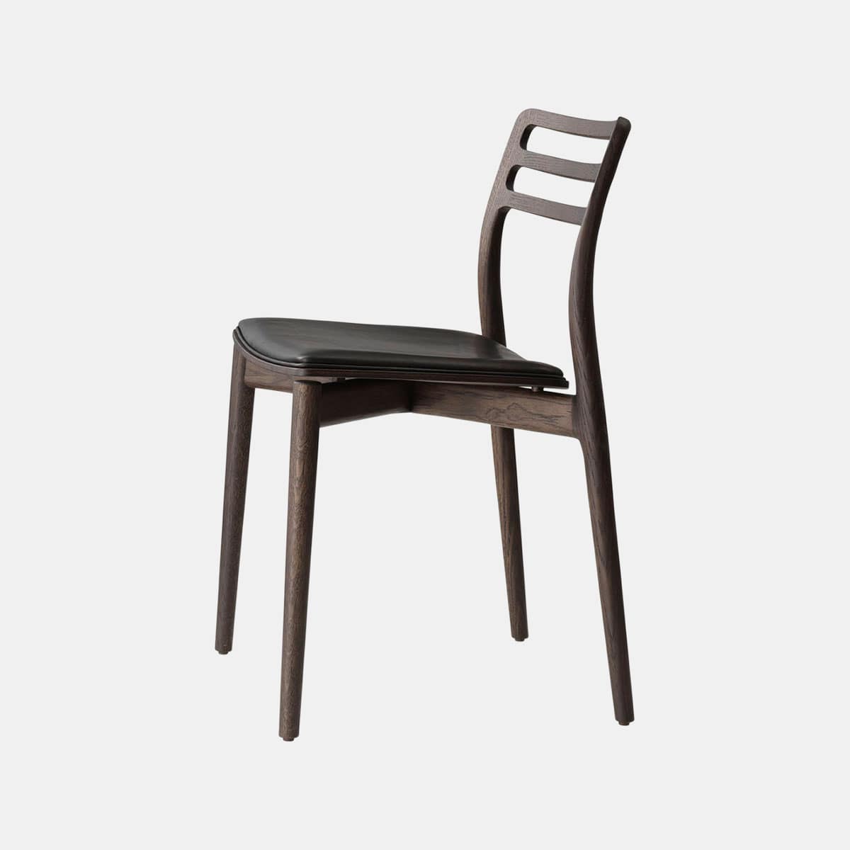 vipp-481-cabin-chair-eiken-donker-gebeitst-leder-zwart-001shop vipp-481-cabin-chair-eiken-donker-gebeitst-leder-zwart-001shop