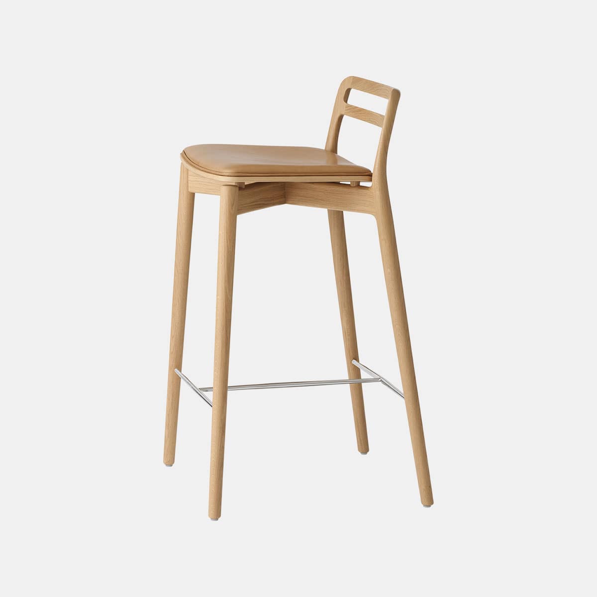 vipp-484-cabin-counter-stool-eiken-lichtgekleurd-leder-sand-001shop vipp-484-cabin-counter-stool-eiken-lichtgekleurd-leder-sand-001shop