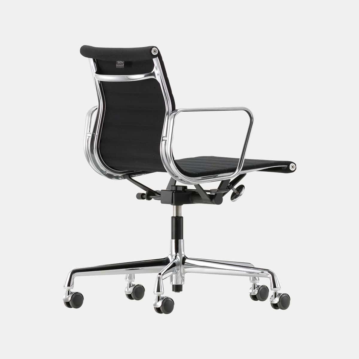 vitra-charles-ray-eames-aluminium-chair-ea-118-leder-premium-nero-chroom-003shop