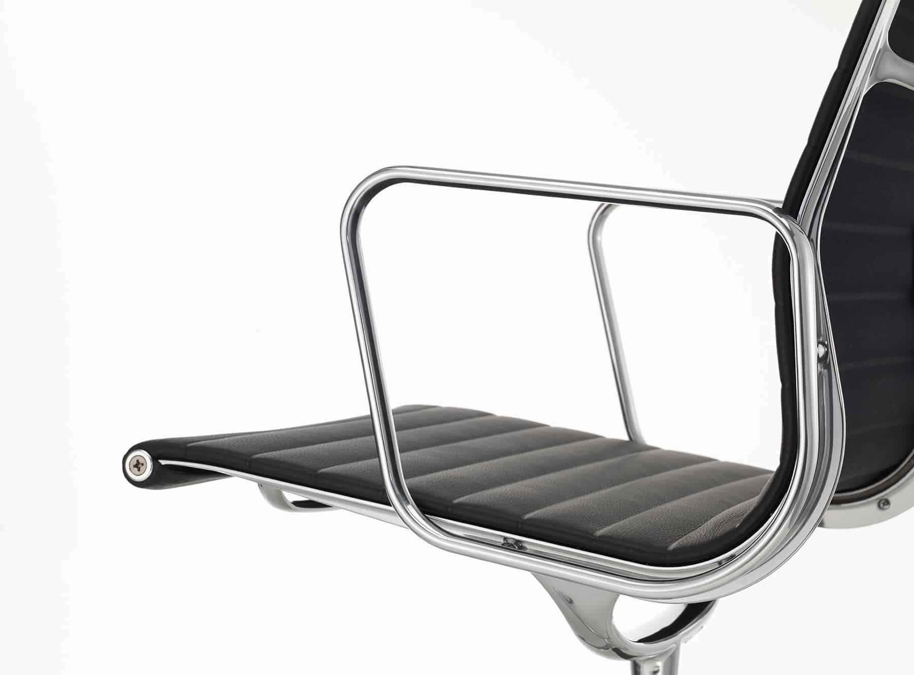 vitra-charles-ray-eames-aluminium-chair-ea-118-leder-premium-nero-chroom-004