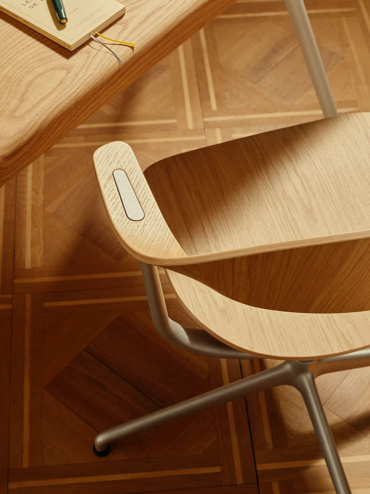 vitra-erwan-bouroullec-mynt-eiken-naturel-aluminium-gestraald-006