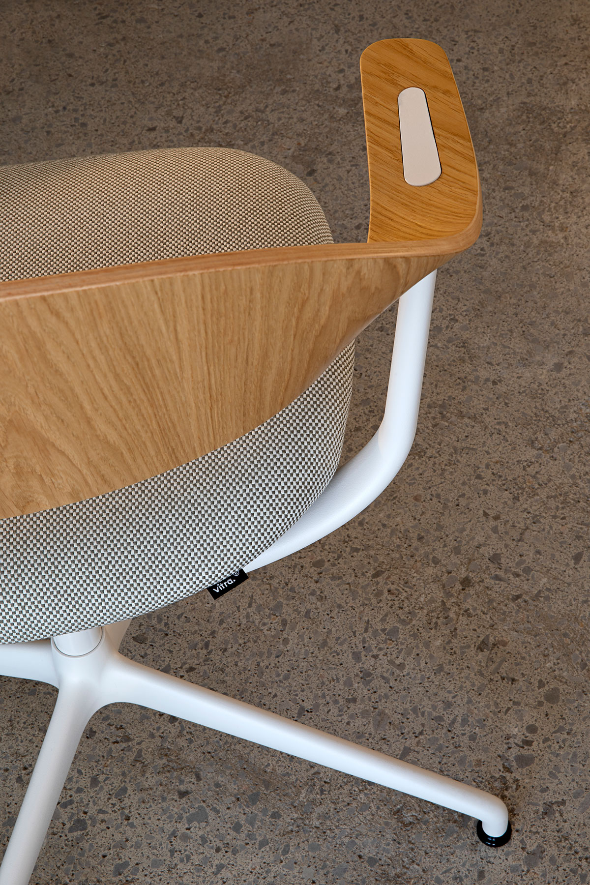 vitra-erwan-bouroullec-mynt-eiken-naturel-aluminium-soft-light-laser-re-63-warm-grey-cream-001